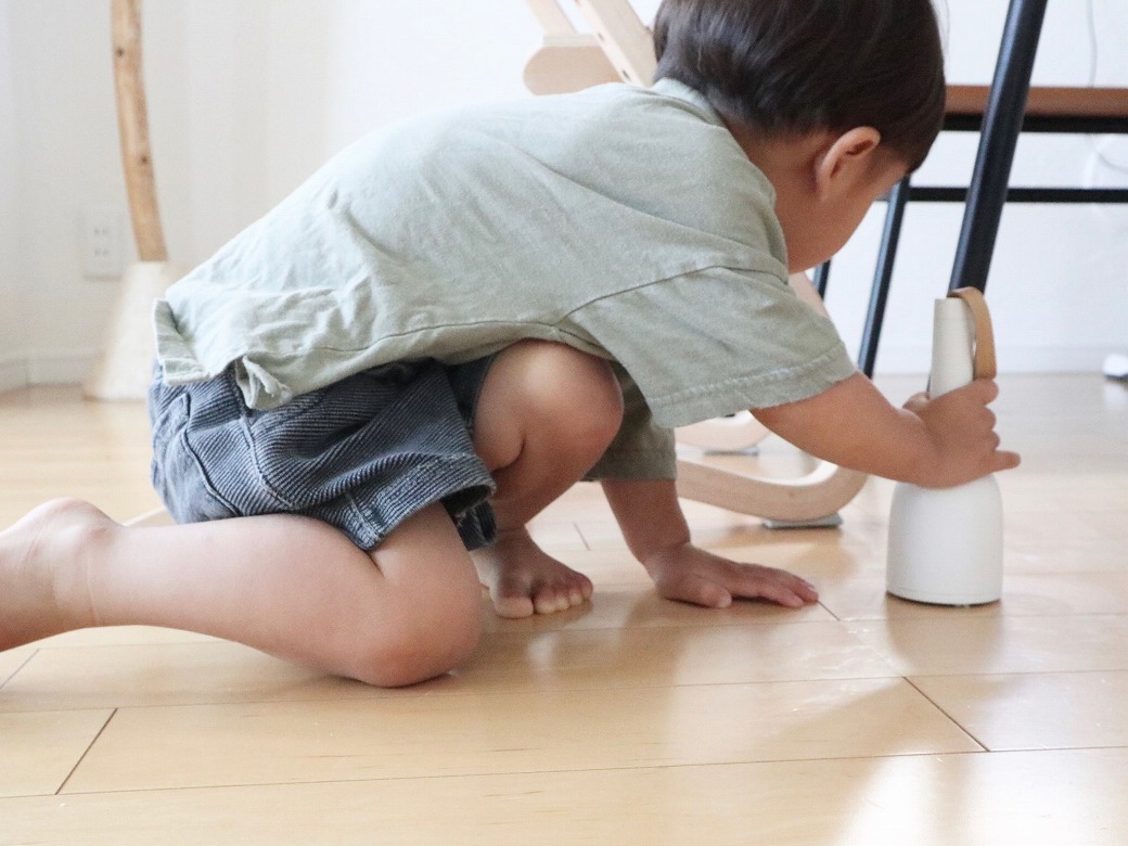 ちょこっと掃除の味方、2歳児でも使える小さな掃除機「バキューミ」