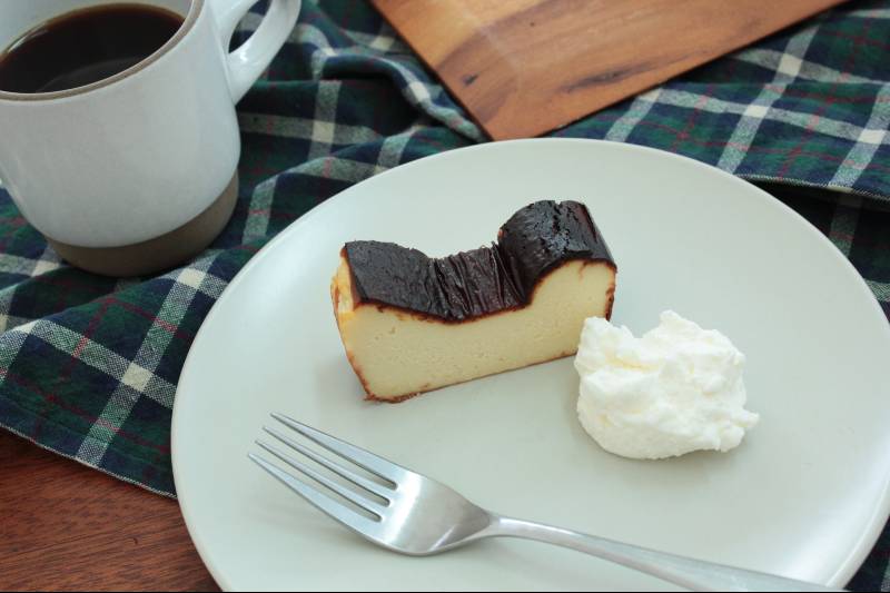 混ぜて焼くだけで本格的 話題のバスクチーズケーキをおうちで作ろう アンジェ日々のコラム