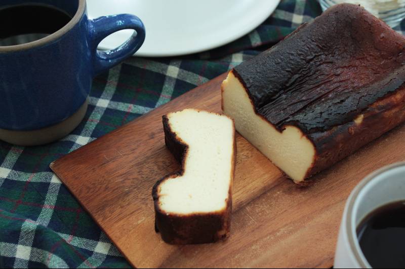 混ぜて焼くだけで本格的！「話題のバスクチーズケーキをおうちで作ろう。」