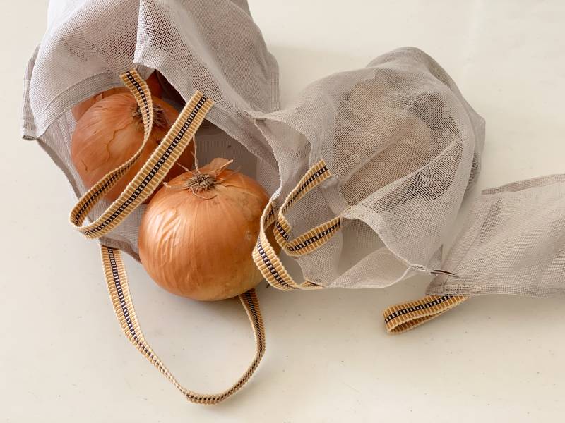 在庫チェックも一目瞭然！「奈良蚊帳で作った野菜袋」で、常温野菜をやさしく守る。