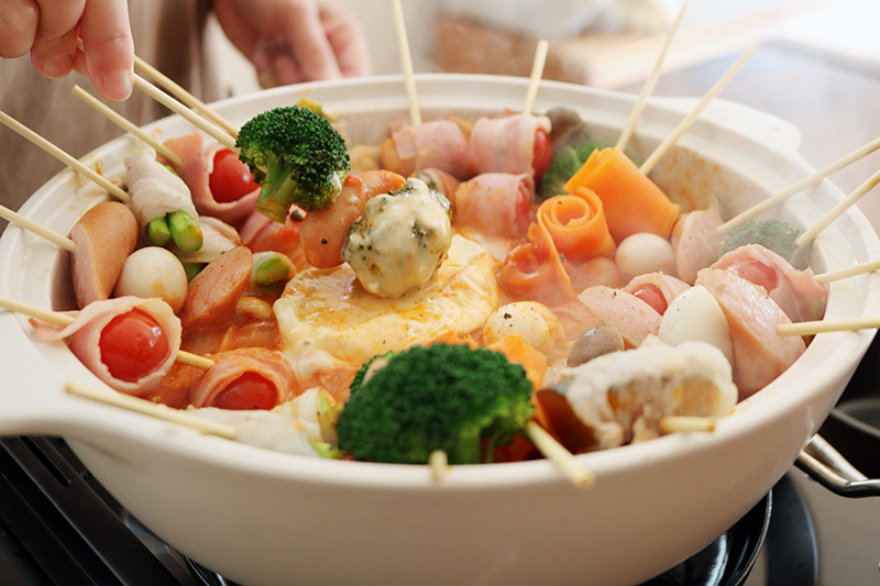 まるごとカマンベールでチーズとろ～り、おうちパーティー気分で楽しめる「トマト串鍋」レシピ