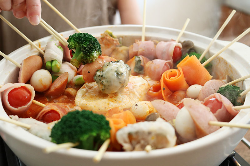 まるごとカマンベールでチーズとろ～り、おうちパーティー気分で楽しめる「トマト串鍋」レシピ