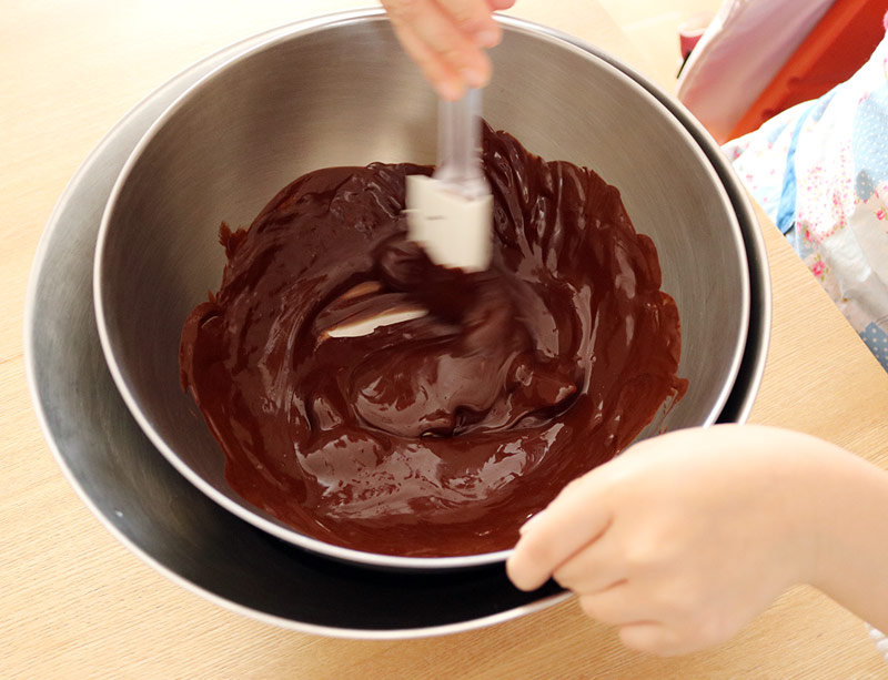 おうちバレンタインを楽しもう!メレンゲなし、混ぜて焼くだけ「生チョコ風ガトーショコラ」