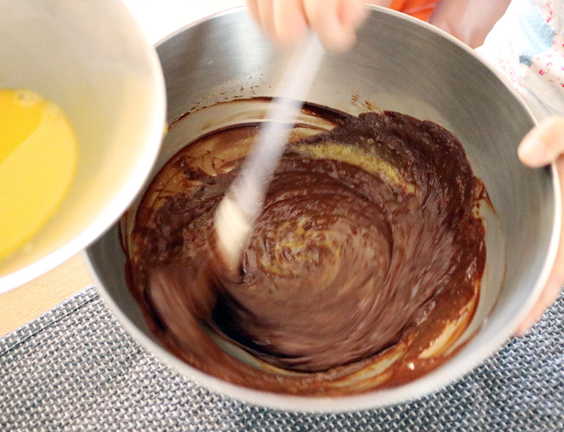おうちバレンタインを楽しもう!メレンゲなし、混ぜて焼くだけ「生チョコ風ガトーショコラ」