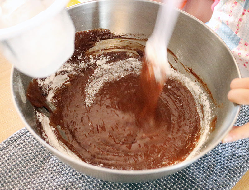 おうちバレンタインを楽しもう!メレンゲなし、混ぜて焼くだけ「生チョコ風ガトーショコラ」