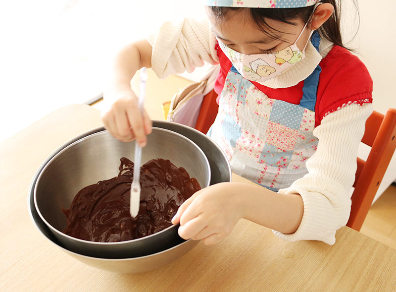 おうちバレンタインを楽しもう!メレンゲなし、混ぜて焼くだけ「生チョコ風ガトーショコラ」