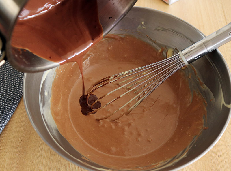 おうちバレンタインを楽しもう！混ぜて焼くだけ、しっとり風味の「チョコレートチーズケーキ」