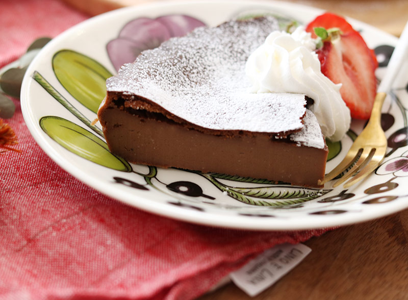 おうちバレンタインを楽しもう！混ぜて焼くだけ、しっとり風味の「チョコレートチーズケーキ」