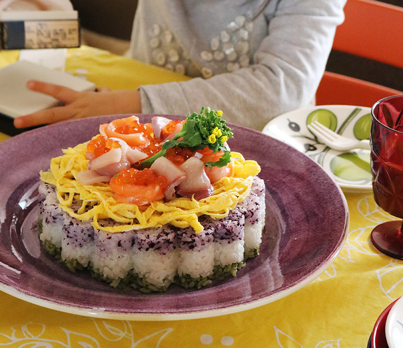もうすぐひな祭り、食卓華やぐ「ちらし寿司ケーキ」をマイパーラーで簡単楽しく