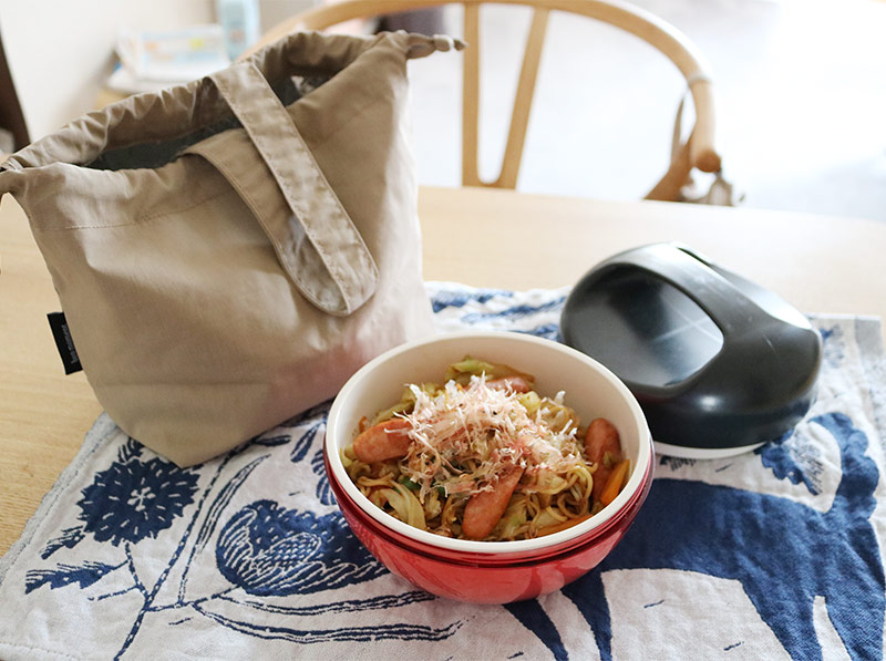 麺をローテーション入りさせて負担軽減！「焼きそば学童弁当」