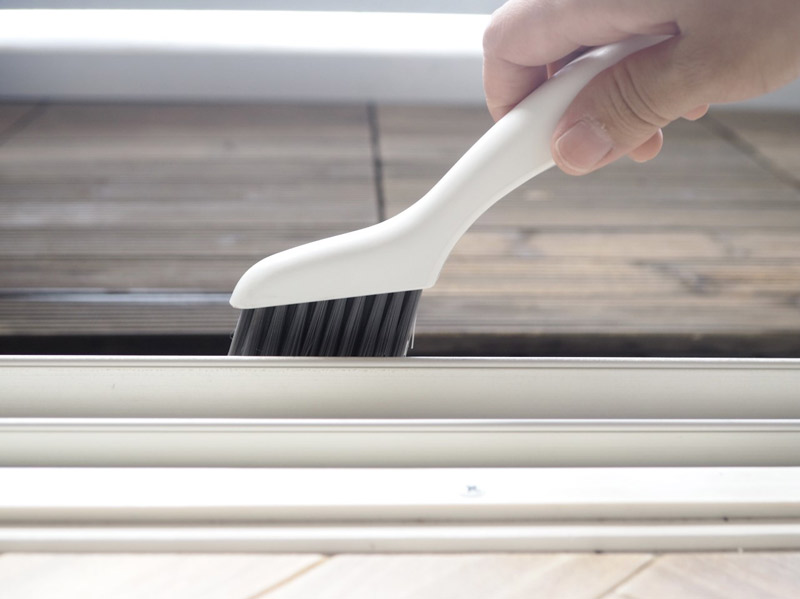 これ１本で窓サッシの掃除ができる！MARNA（マーナ）の「みぞスッキリサッシブラシ」で、放置しがちな窓サッシ掃除を習慣化しよう。