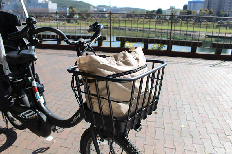 自転車でのまとめ買いが余裕！13cmも伸びる「前カゴフィット　エコバッグ」