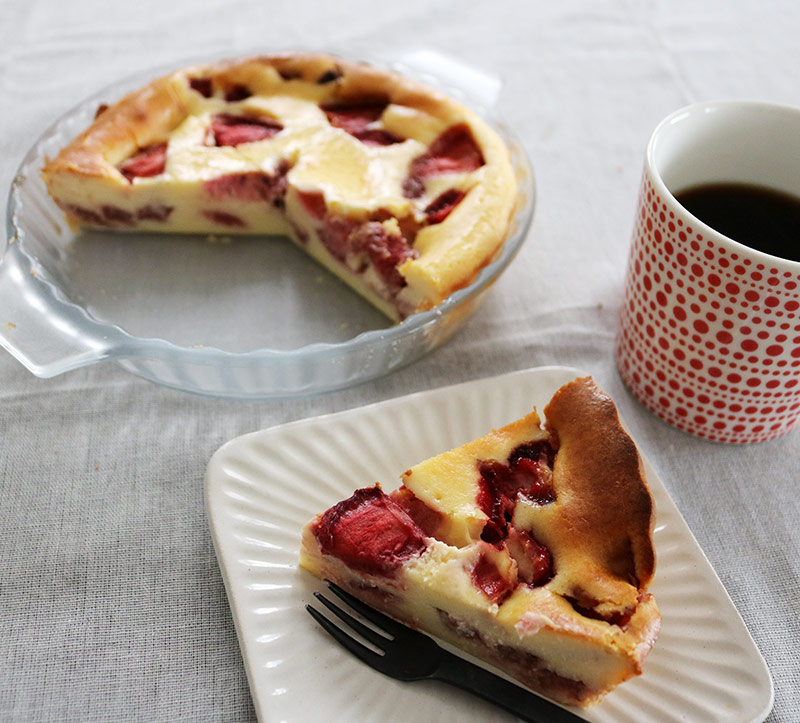 バレンタインに作ろう！苺トッピングで甘酸っぱい「ホワイトチョコチーズケーキ」