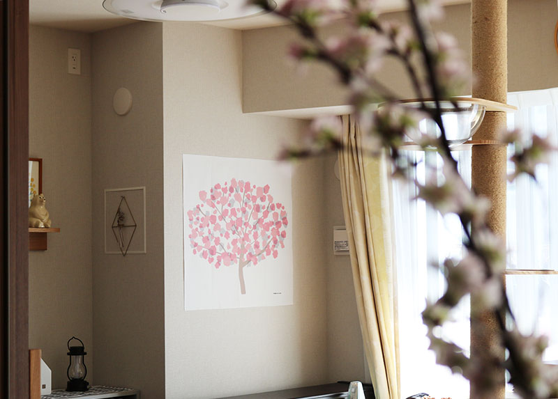 お部屋に一足早く春を呼び込む。北欧ライクで飾りやすい「桜のタペストリー」