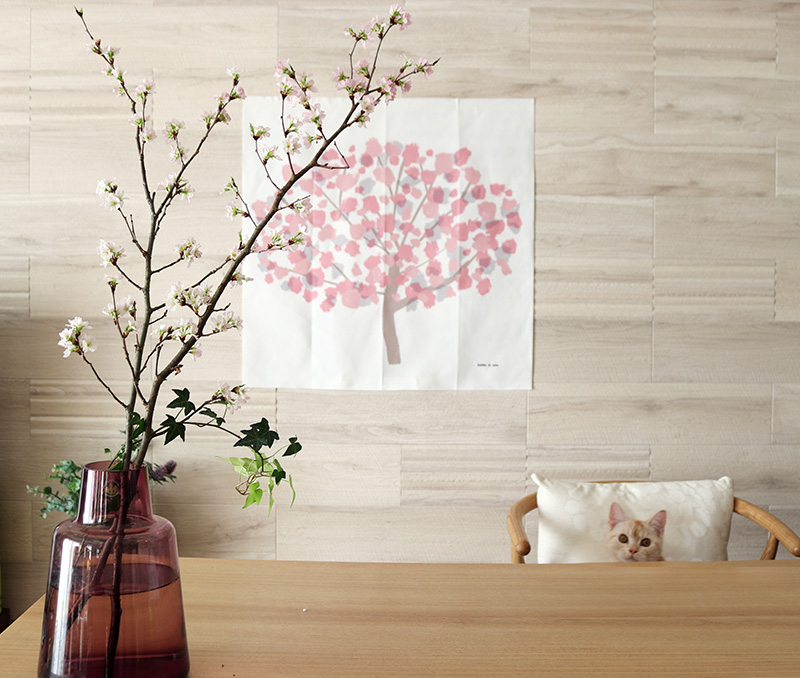 お部屋に一足早く春を呼び込む。北欧ライクで飾りやすい「桜のタペストリー」