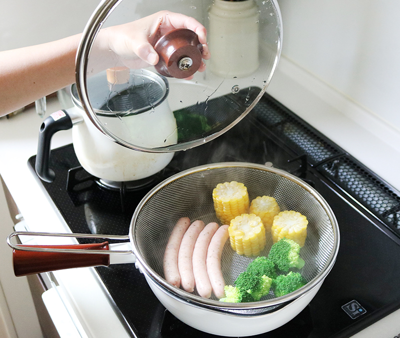 1台7役はマルチポットだけじゃない！蒸す＆焼くが加わった「マルチパン」で毎日のお料理を簡単シンプルに。