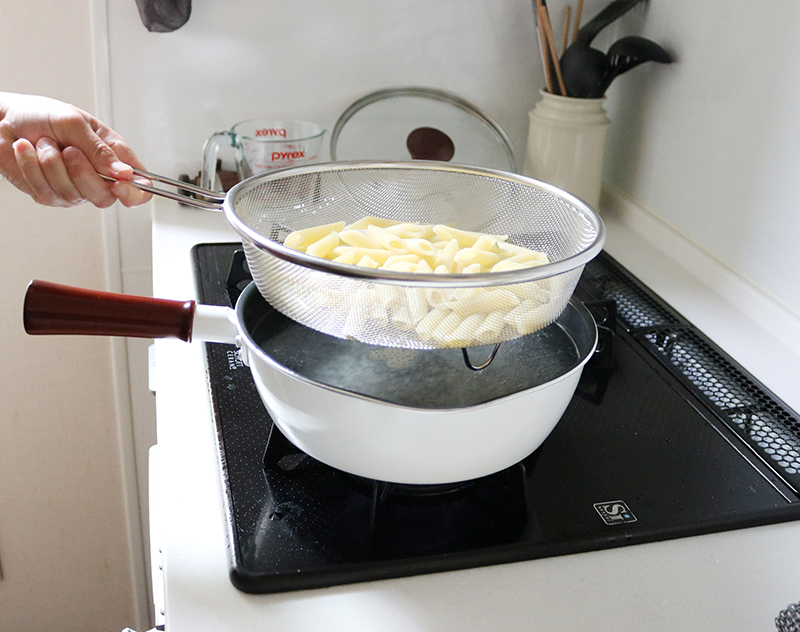 1台7役はマルチポットだけじゃない！蒸す＆焼くが加わった「マルチパン」で毎日のお料理を簡単シンプルに。