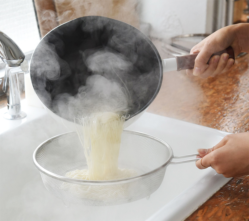 1台7役はマルチポットだけじゃない！蒸す＆焼くが加わった「マルチパン」で毎日のお料理を簡単シンプルに。