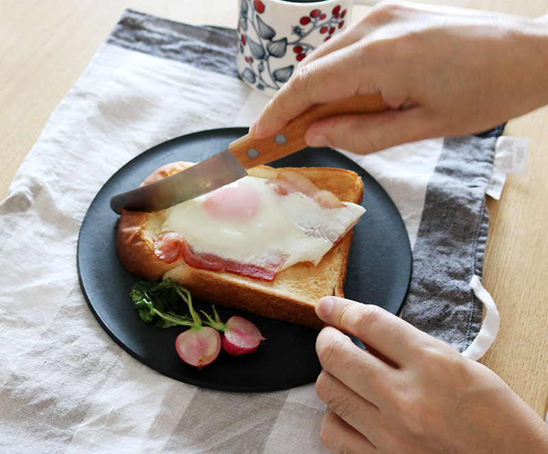 テーブルでのカットにはコレ！「つばめのナイフ」＆「チョップレート」のダブル使いで食卓をもっと便利で豊かに