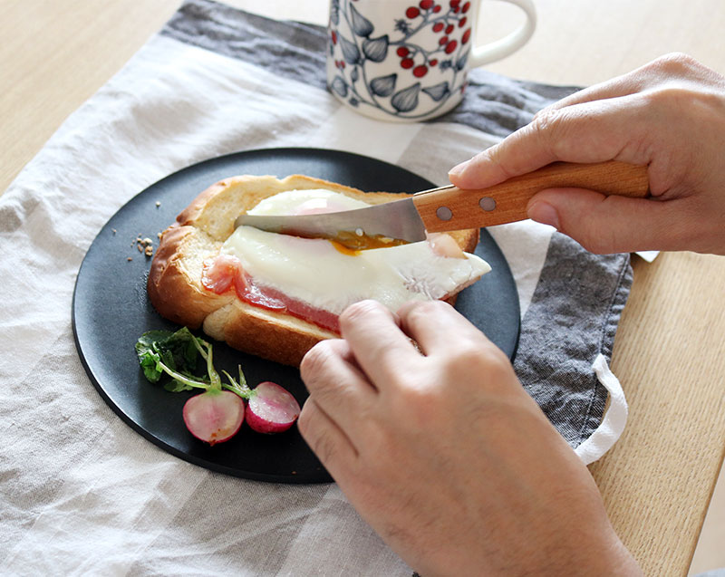 テーブルでのカットにはコレ！「つばめのナイフ」＆「チョップレート」のダブル使いで食卓をもっと便利で豊かに