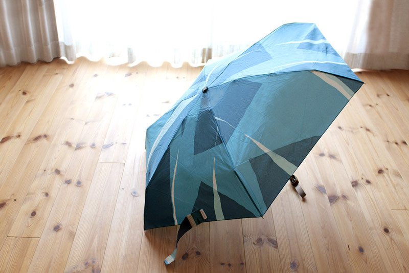 雨が待ち遠しくなる。アトリエ作品みたいな「はしもとなおこさんの折り畳み傘」