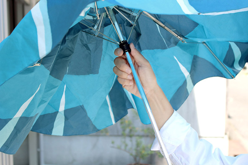 雨が待ち遠しくなる。アトリエ作品みたいな「はしもとなおこさんの折り畳み傘」