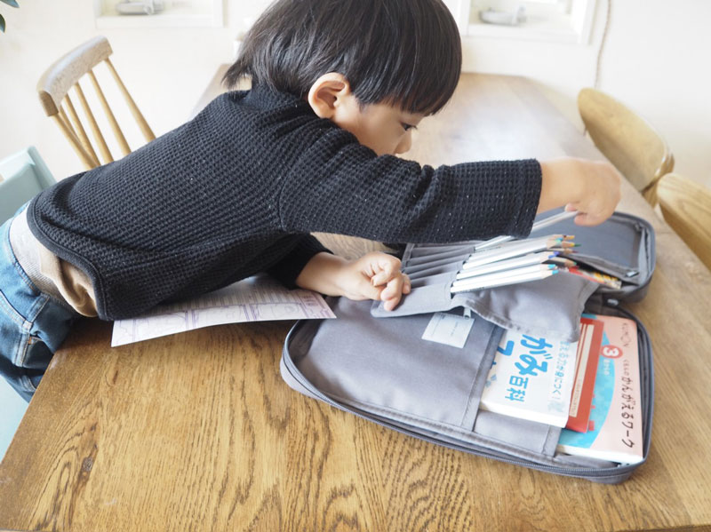 子どもひとりでお片付けしやすく、取り出しやすい。文房具をひとまとめにできる「お絵かきバッグ」