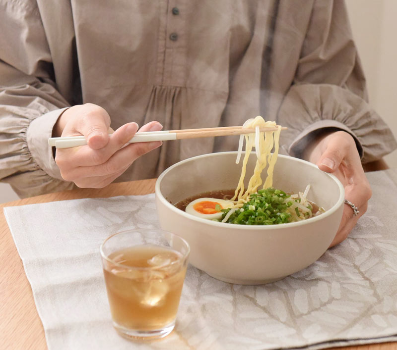 麺には麺専用のうつわを。軽くて割れないニュアンスカラーの「麺どんぶり鉢」が登場