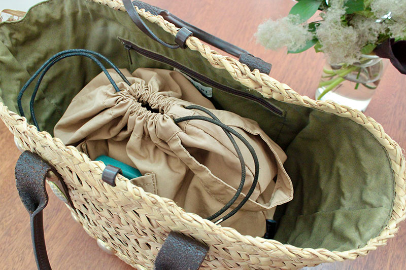 夏の定番カゴバッグの使い勝手がグッとアップする。「bon momentの巾着型バッグインバッグ」