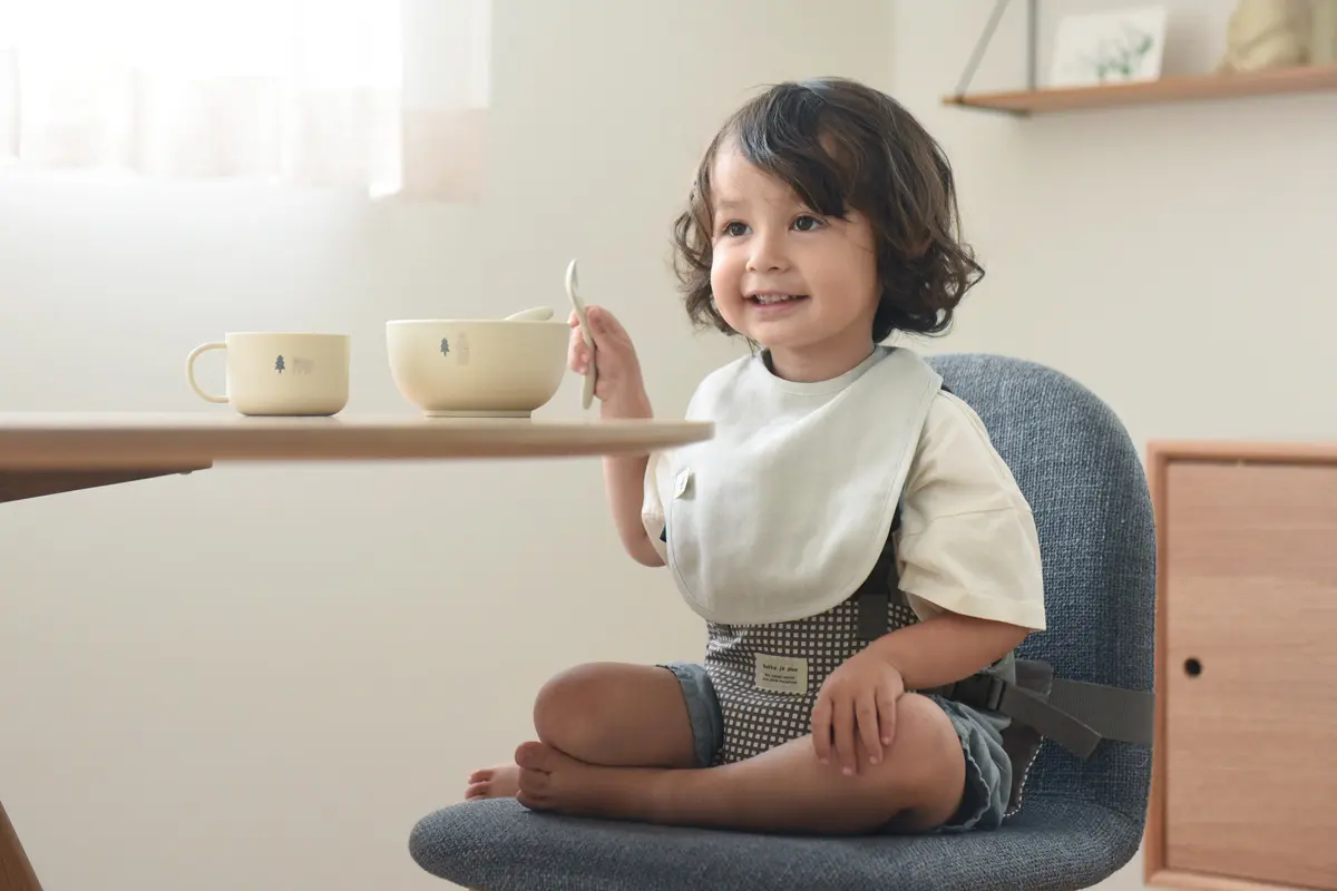 【夏の旅行にも◎】ベビーとの外食をもっと自由に楽しもう！子ども椅子がないお店でも安心の「チェアベルト」がNEW登場