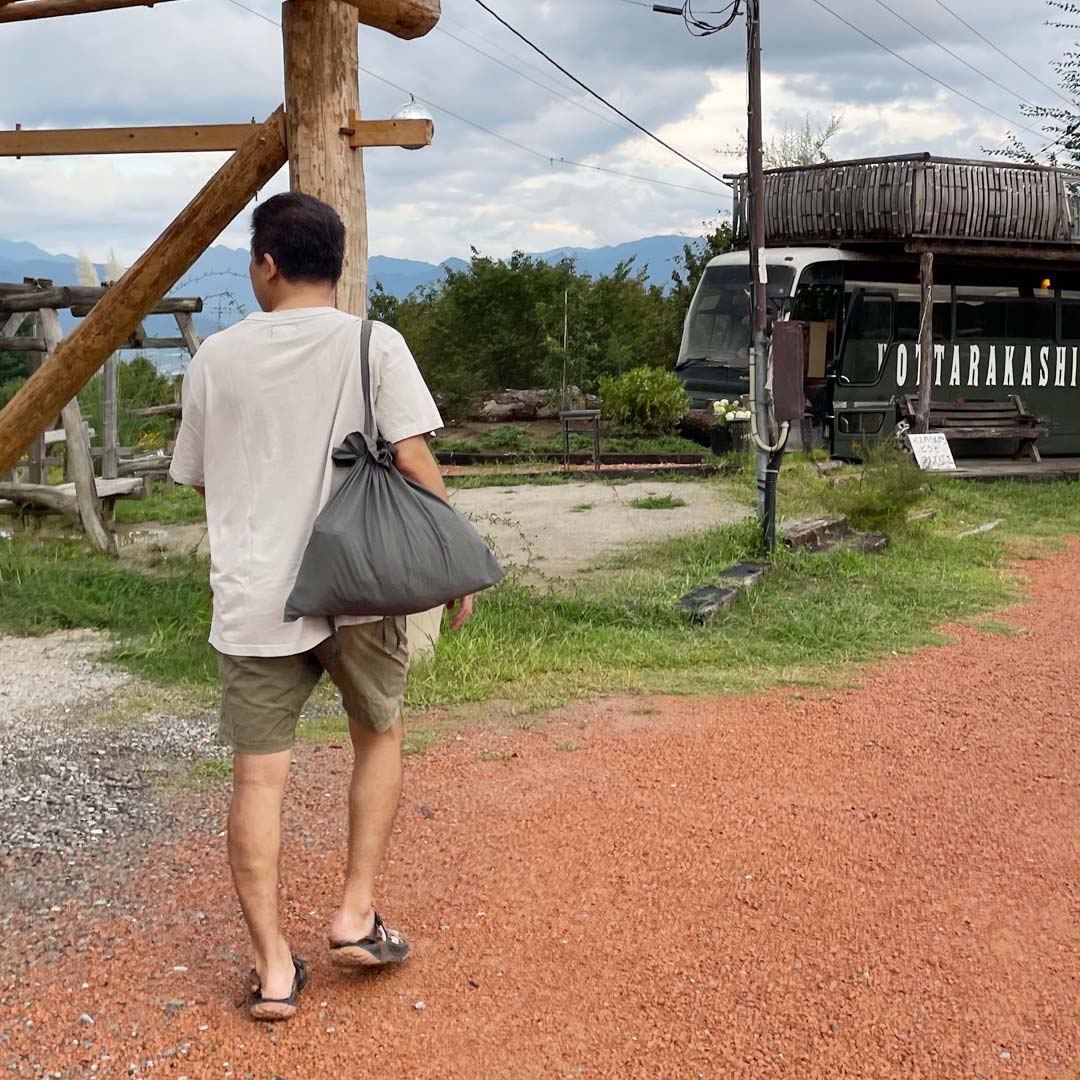 見られたくない下着類もスマートに持ち歩き。温泉旅行が快適スマートになる“巾着サブバッグ”