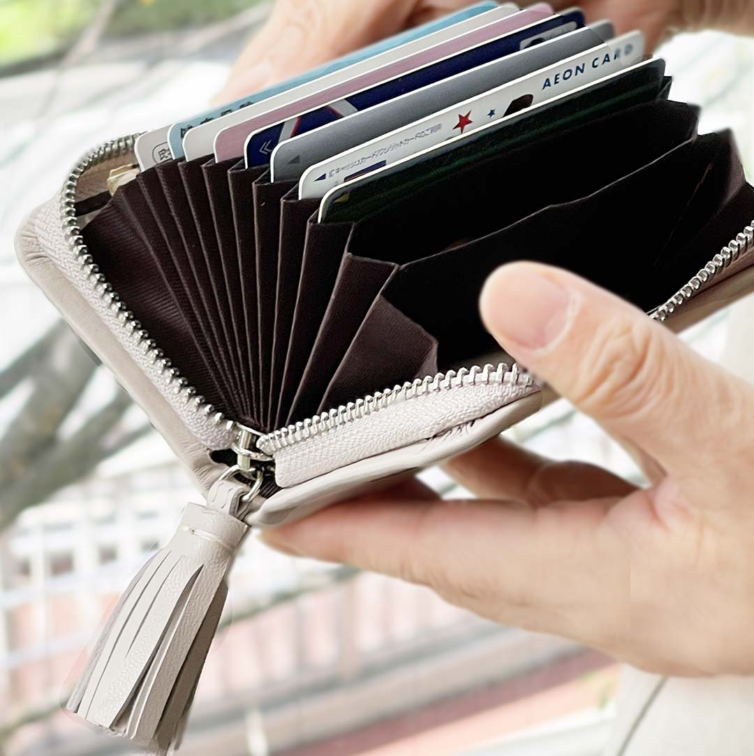 キャッシュレス時代のお財布はコンパクトさで選ぶ！ラムレザーで大人の女性が使いやすい「カードケース」