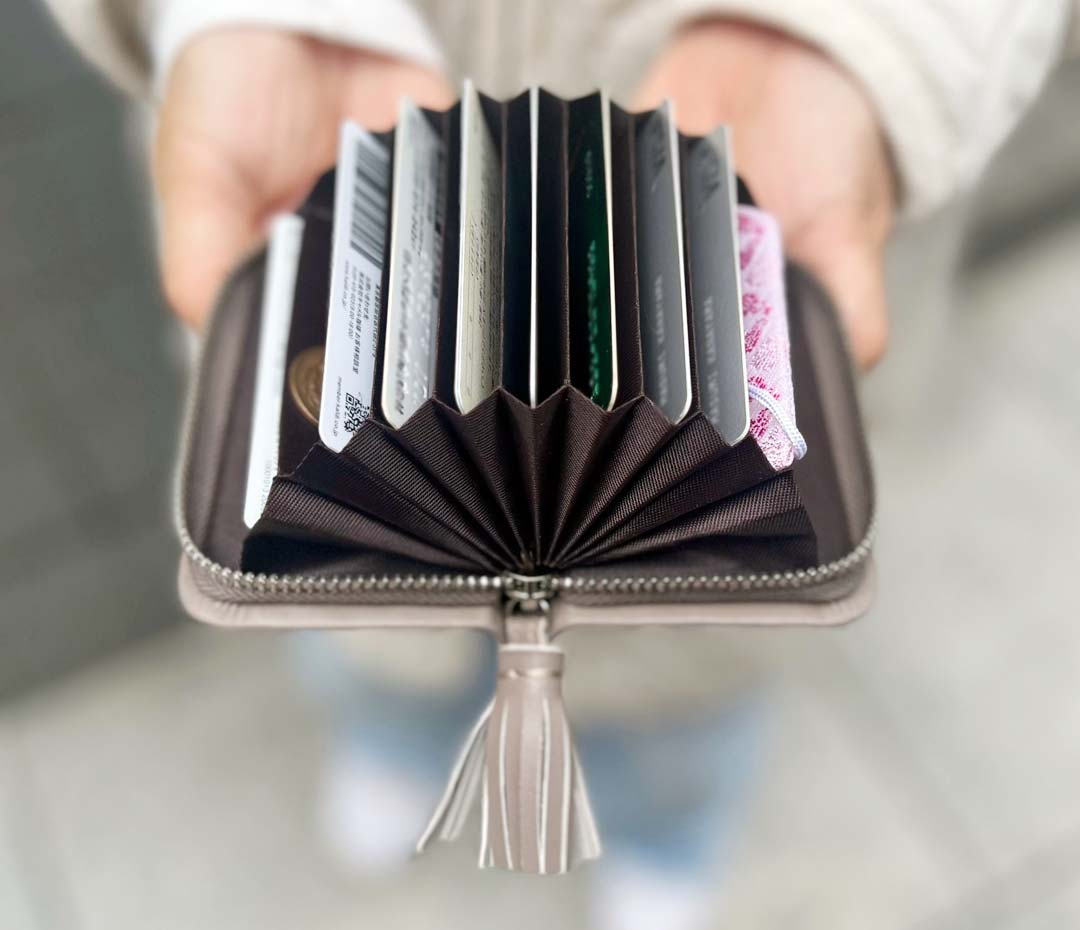 キャッシュレス時代のお財布はコンパクトさで選ぶ！ラムレザーで大人の女性が使いやすい「カードケース」