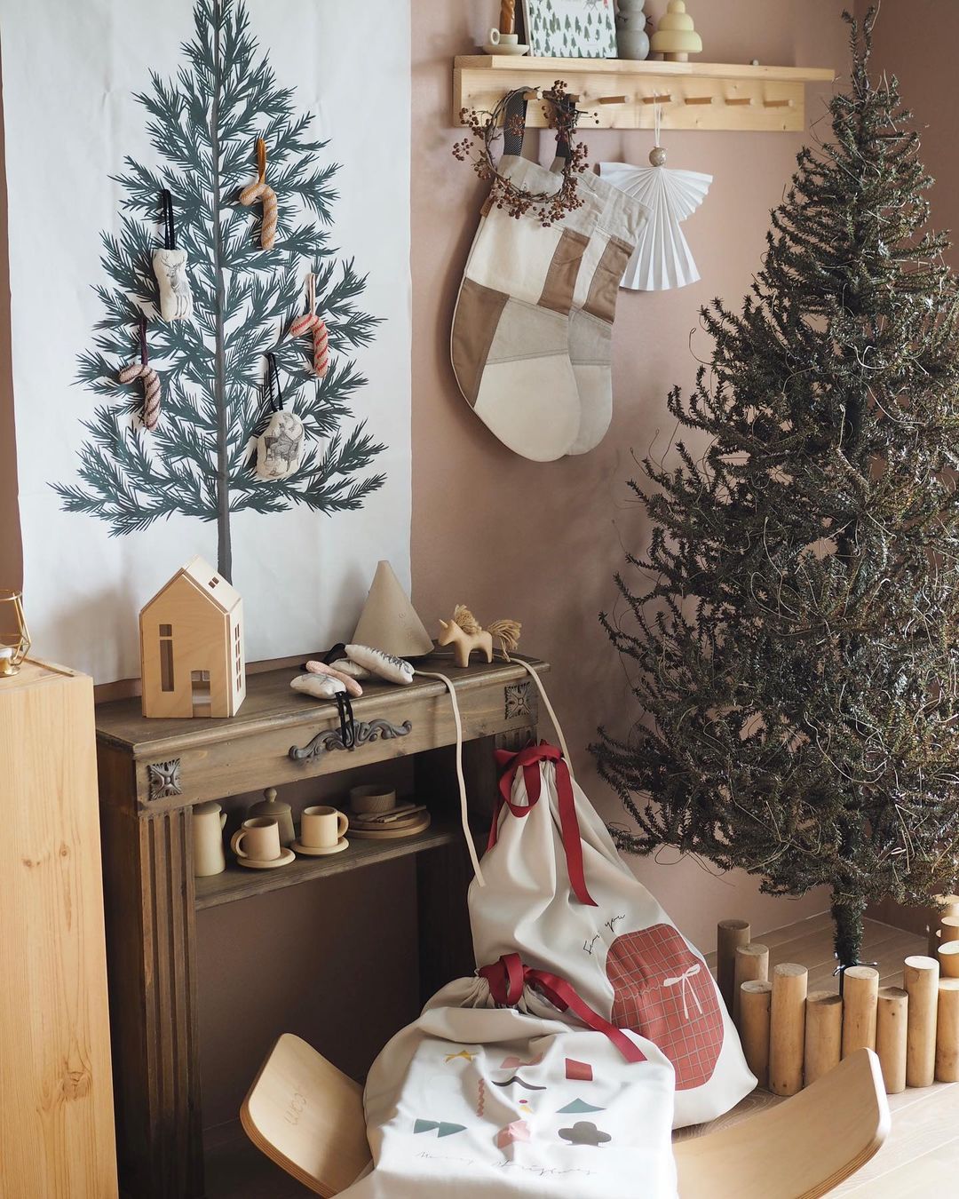 クリスマス気分が一気に盛り上がる！「クリスマスツリー タペストリー」を飾ったインスタグラマーさんの素敵なお部屋をご紹介
