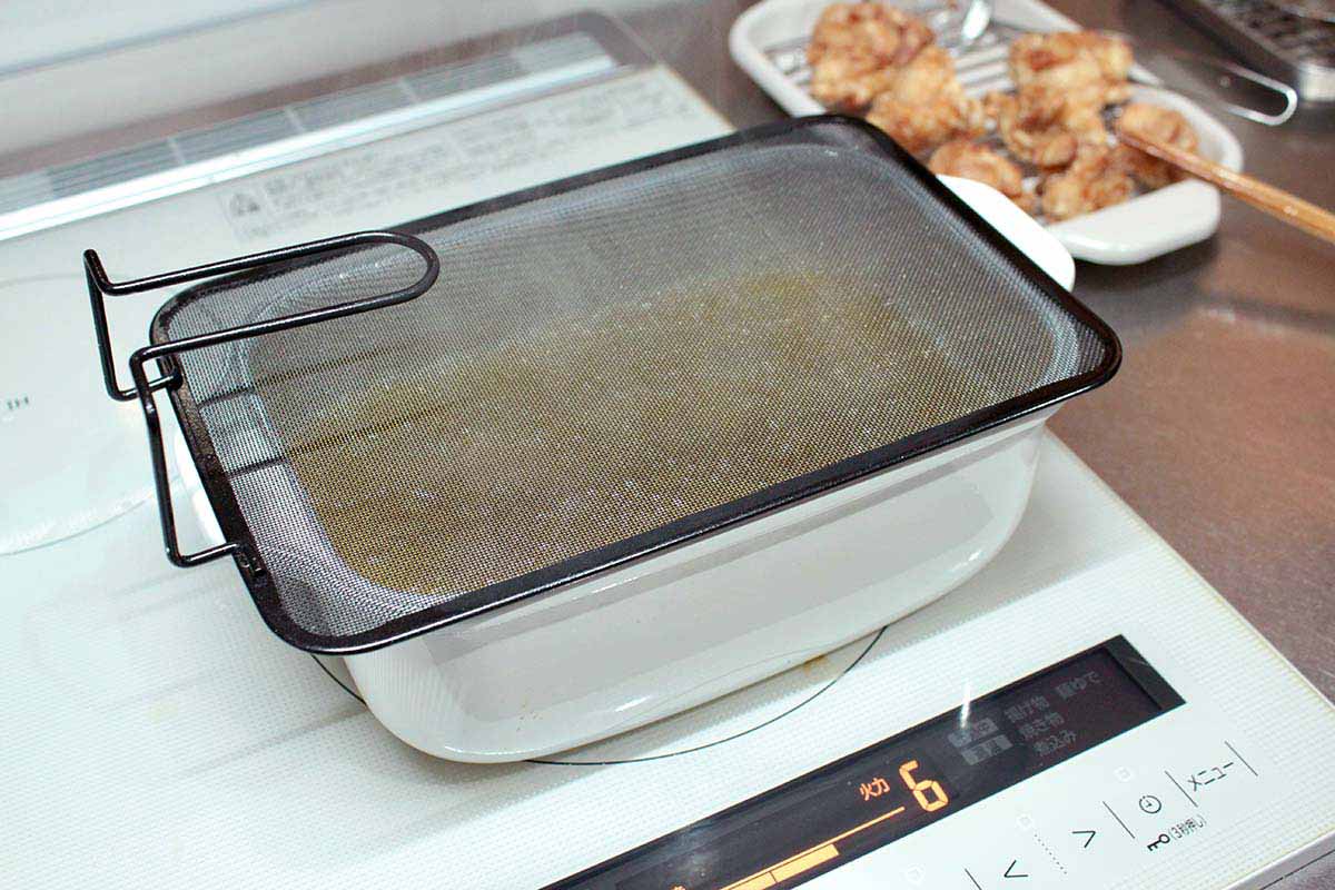 油ハネを防いで、掃除の手間を軽減。角形天ぷら鍋にフィットする「オイルスクリーン」