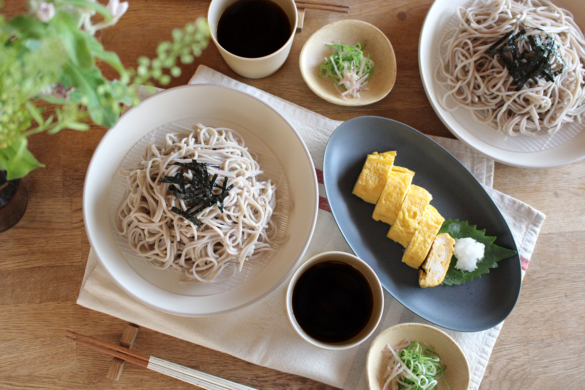 ひんやり麺が映える！夏の食卓の盛り上げに「割れないそば皿＆そば猪口」