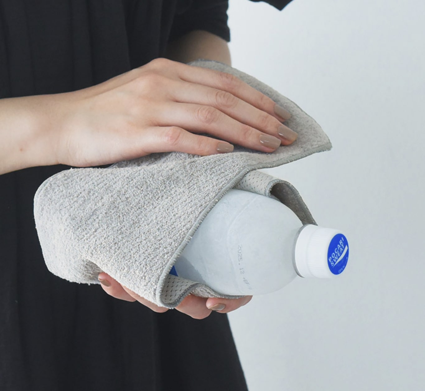今こそ「冷感タオルハンカチ」拭くたび涼感、濡らせばもっとクール！愛用スタッフの、“こんな時に便利”レポート