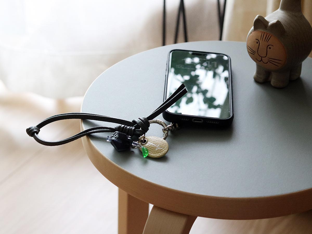 スマホは手首ぶら～んで快適に。シンプルで洗練された「本革スマホストラップ」をスタッフ続々愛用中