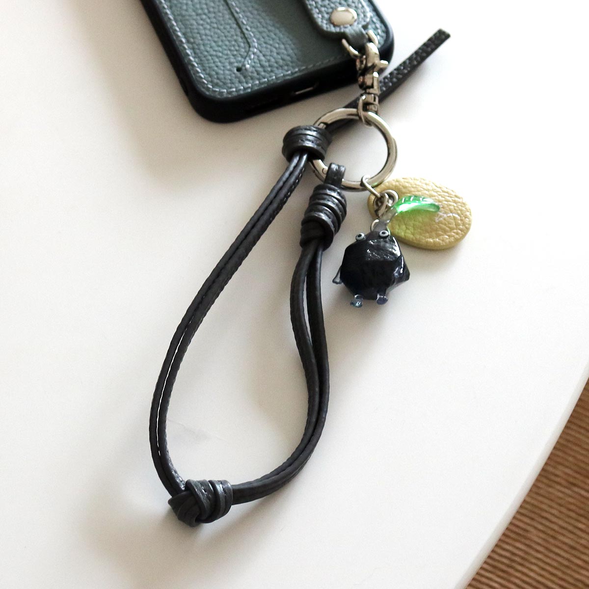スマホは手首ぶら～んで快適に。シンプルで洗練された「本革スマホストラップ」をスタッフ続々愛用中