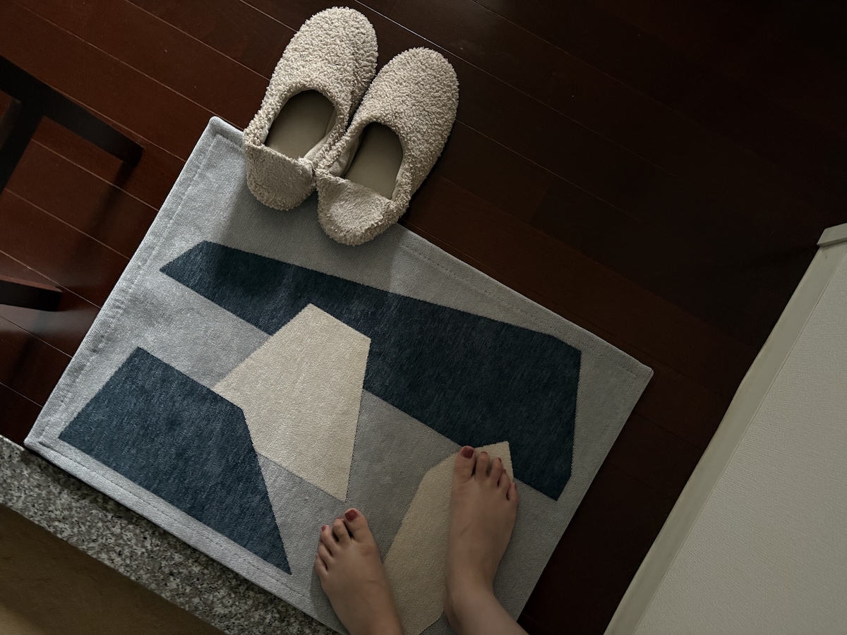 アートな玄関マットで、目指すは『第一印象から洒落見えハウス』インテリア好きスタッフはこの柄を選びました！