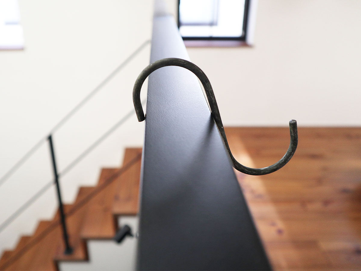 角ばった手すりや引き出しにも優しく掛けられる！「フェイクレザーのS字フック」