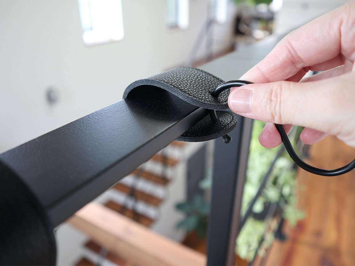 角ばった手すりや引き出しにも優しく掛けられる！「フェイクレザーのS字フック」