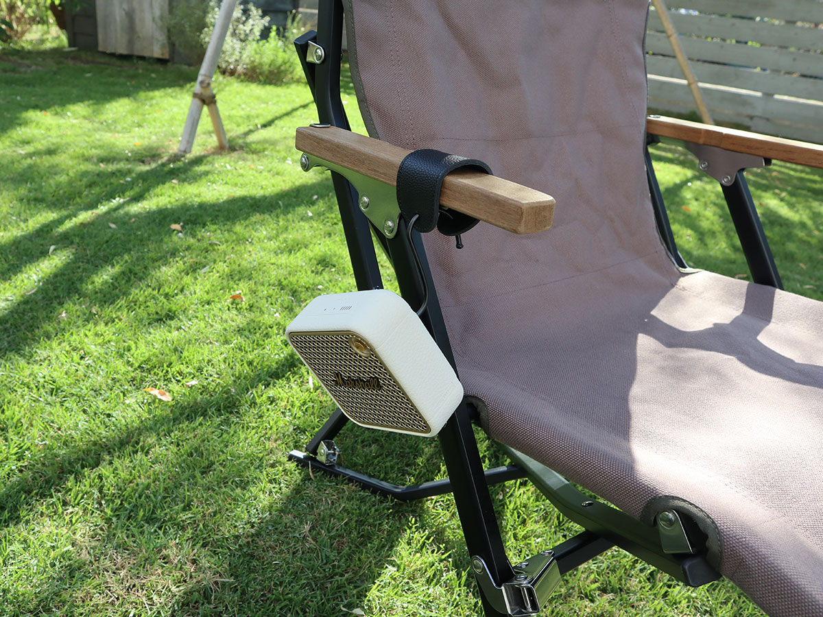 角ばった手すりや引き出しにも優しく掛けられる！「フェイクレザーのS字フック」