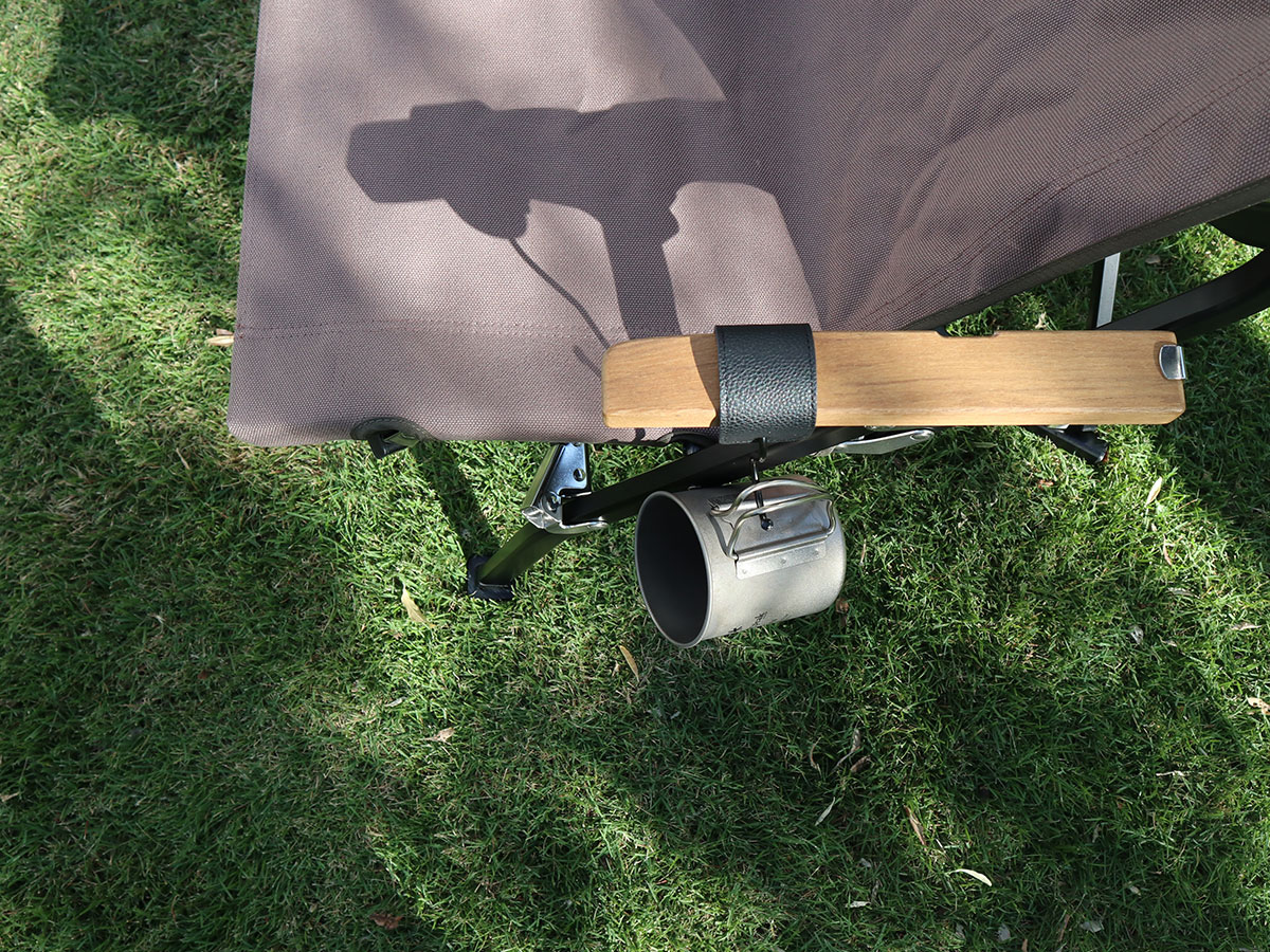 角ばった手すりや引き出しにも優しく掛けられる！「フェイクレザーのS字フック」