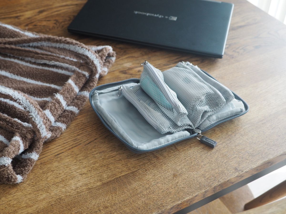 探しやすい手帳型で、小物迷子が解決！「旅上手になれる手帳型ミニポーチ」が、日常使いにもぴったりだった話