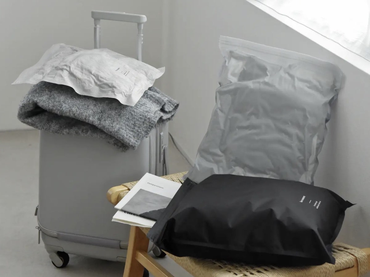 かさばる冬旅にも助かる！「すばやくペタンコ」の衣類圧縮袋を帰省・出張・キャンプで使ってみました