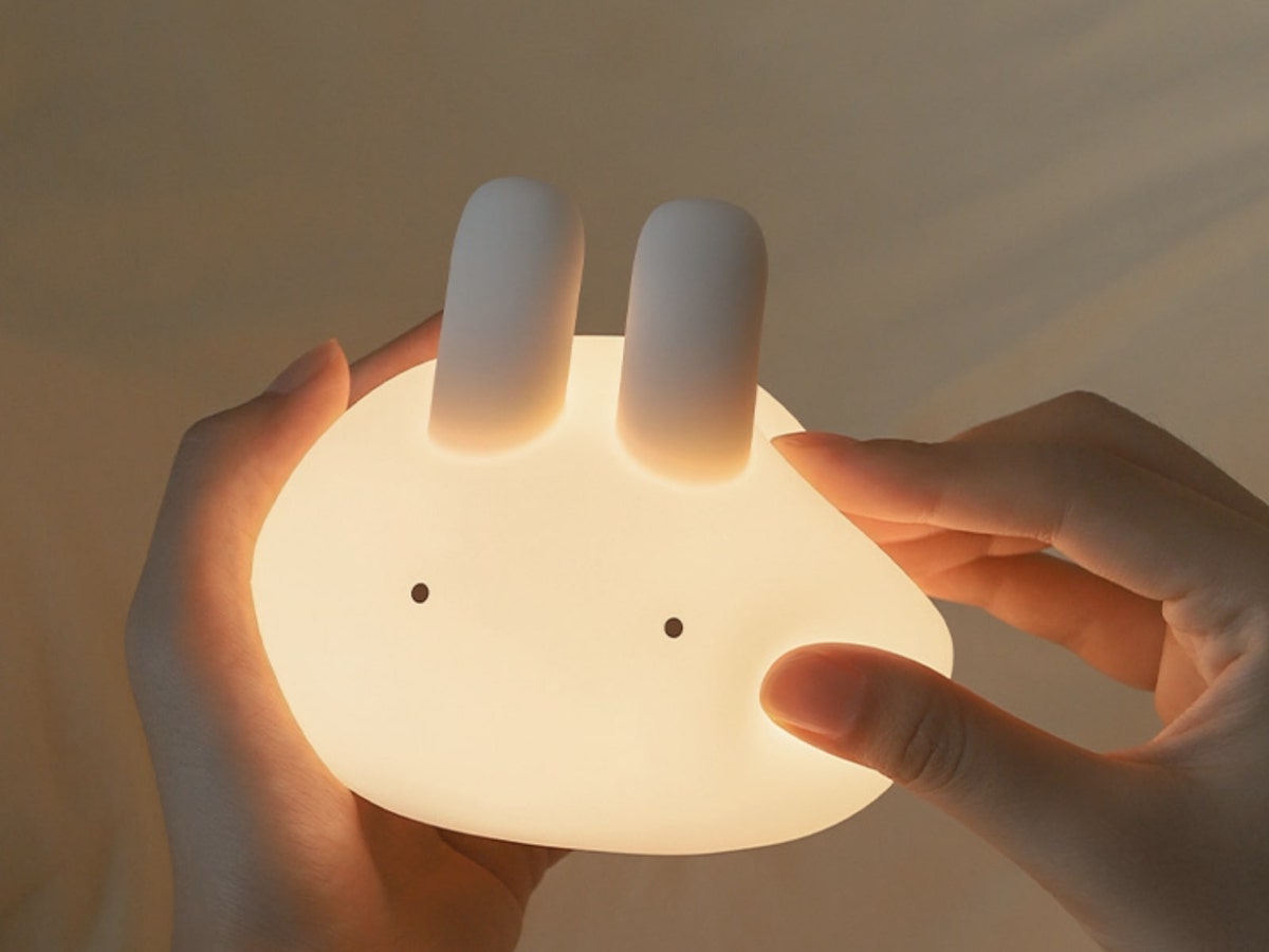 親子の寝かしつけにも、ひとりで眠る練習にも。ぷにぷにバニーライトをスタッフ家族も続々お迎え中