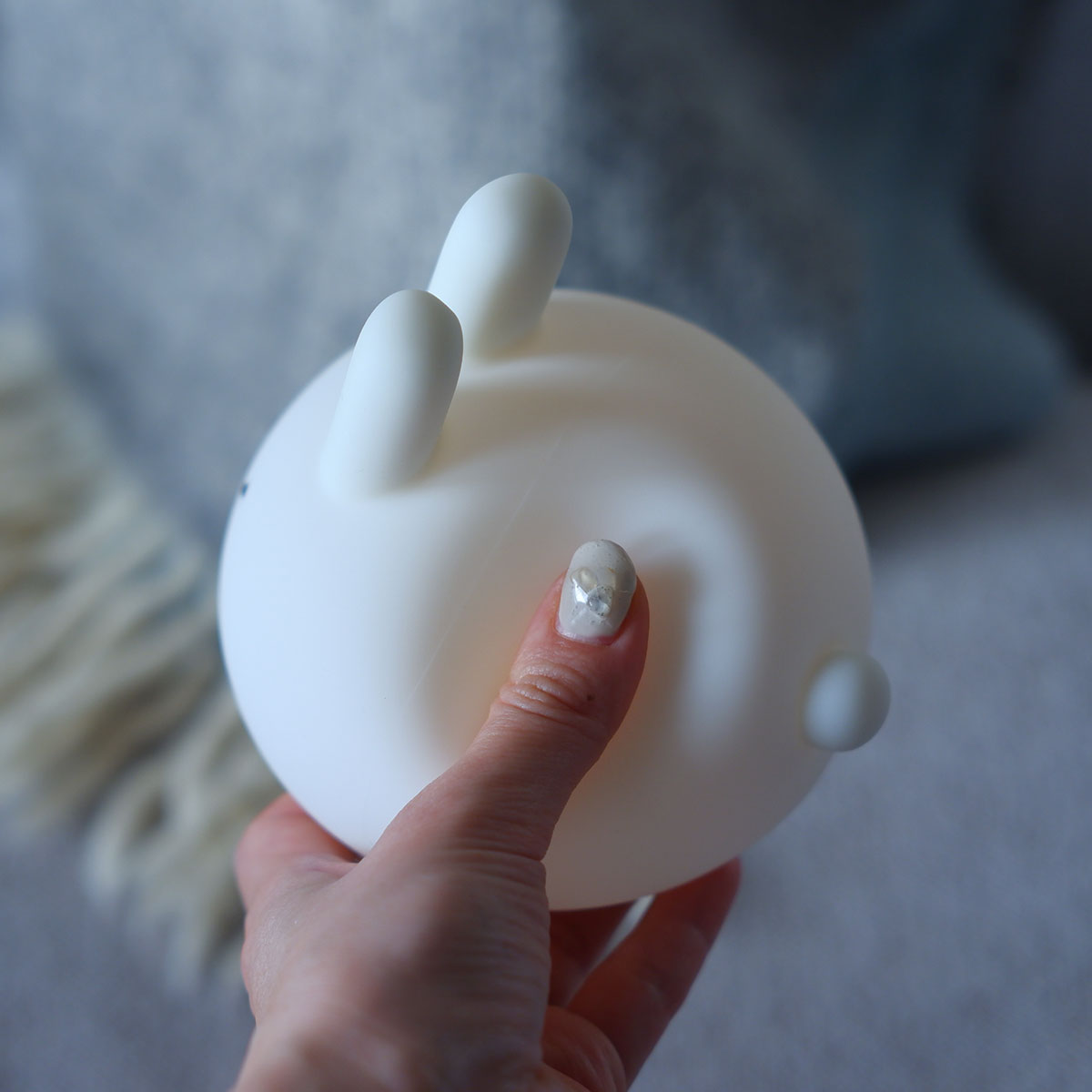 親子の寝かしつけにも、ひとりで眠る練習にも。ぷにぷにバニーライトをスタッフ家族も続々お迎え中