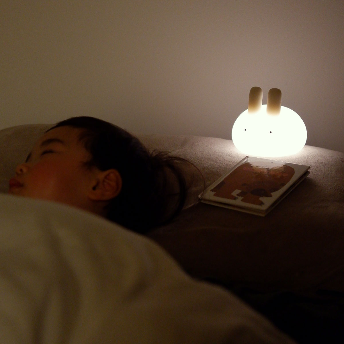 親子の寝かしつけにも、ひとりで眠る練習にも。ぷにぷにバニーライトをスタッフ家族も続々お迎え中