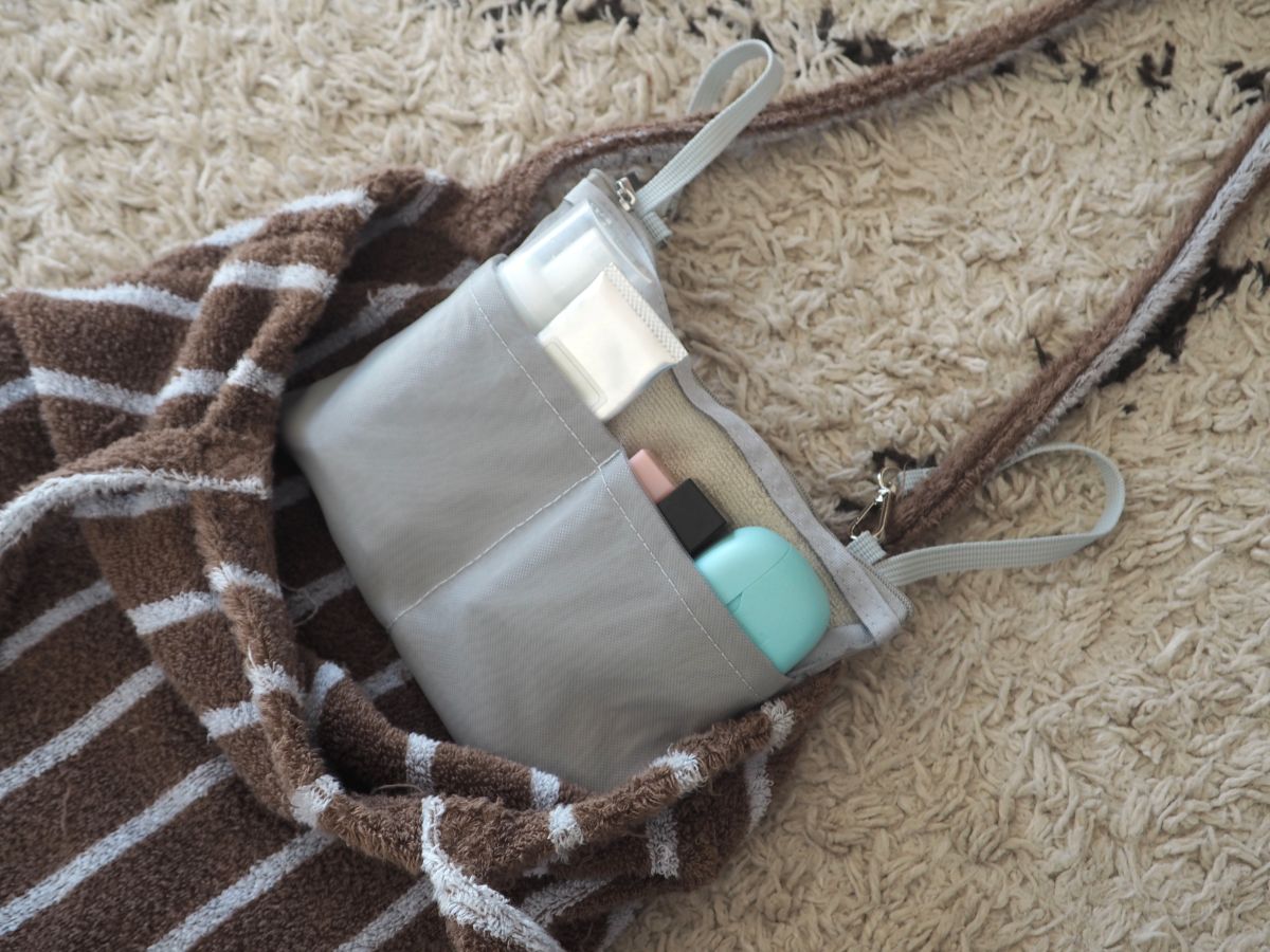 もうバッグの底に沈まない！「吊り下げバッグインバッグ」があれば、小物の取り出しがスムーズに